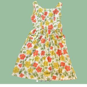 Vintage 70s floral patterned dress
Would best fit a size S/M
Stains in pics 2-4